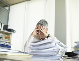 企業が不法就労者を雇うと罰則がある